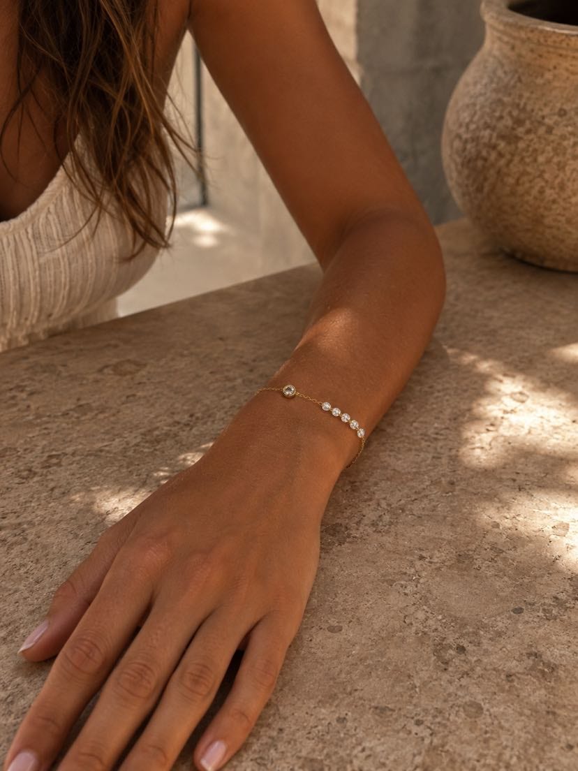 Bracelet Cascata présenté en gros plan sur fond clair, cabochon central serti en bezel rond avec reflet, gradient des cinq cristaux nettement visible